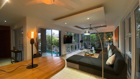 Unclassified image, 1 of 33, button