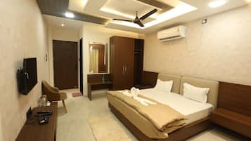 Luxury Room | Laptop workspace, free WiFi