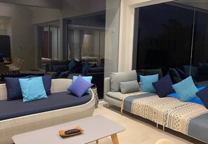 Unclassified image, 2 of 21, button