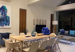 Unclassified image, 4 of 21, button