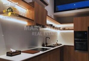 Een koelkast, een microgolfoven, een oven, een vaatwasser