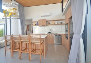 Een koelkast, een microgolfoven, een oven, een vaatwasser