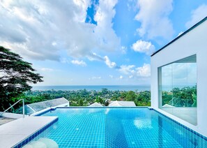 Unclassified image, 3 of 35, button