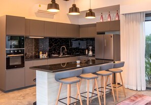 Kühlschrank, Mikrowelle, Ofen, Geschirrspüler