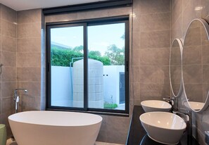 Ducha, secador de pelo y toallas