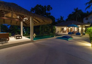 Unclassified image, 2 of 22, button