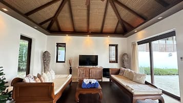 2 bedrooms, in-room safe, WiFi (free), bed sheets