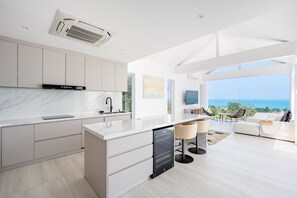 Réfrigérateur, micro-ondes, four, lave-vaisselle