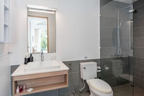 Douche, sèche-cheveux, serviettes fournies