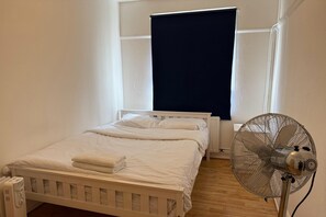 1 habitación, tabla de planchar con plancha y acceso a internet 