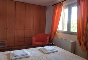 1 habitación, tabla de planchar con plancha y cuna de viaje 