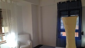 3 bedrooms, iron/ironing board, WiFi, bed sheets - 10 MINUTES FROM THE RAMBLA (Alacant)