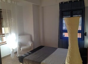 3 bedrooms, iron/ironing board, WiFi, bed sheets - 10 MINUTES FROM THE RAMBLA (Alacant)