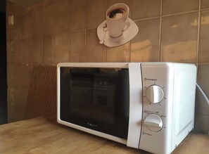 Microwave - 10 MINUTES FROM THE RAMBLA (Alacant)