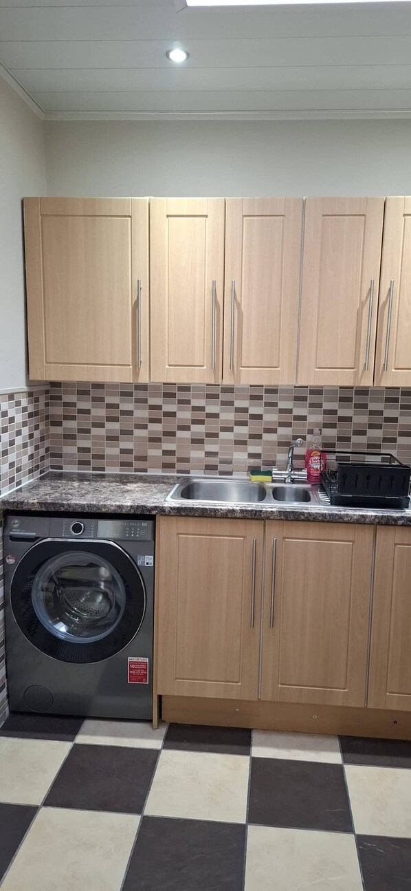 House, 3 Bedrooms | Laundry