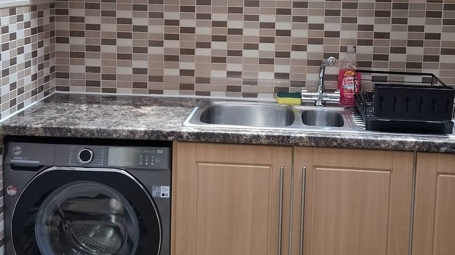 Spacious 3 Bed 2 Baths Free Wifi Central Location