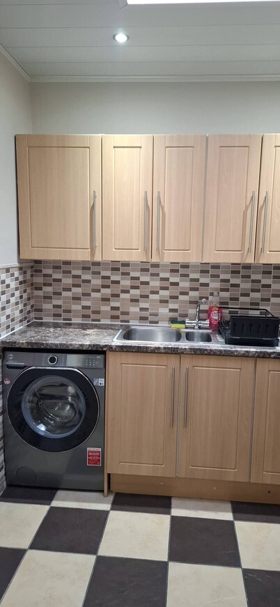 Spacious 3 Bed 2 Baths Free Wifi Central Location