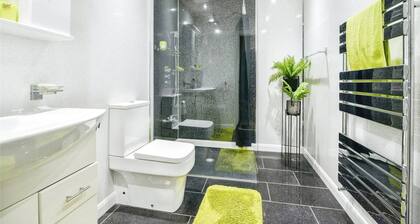 Spacious 3 Bed 2 Baths Free Wifi Central Location