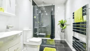 House, 3 Bedrooms | Bathroom