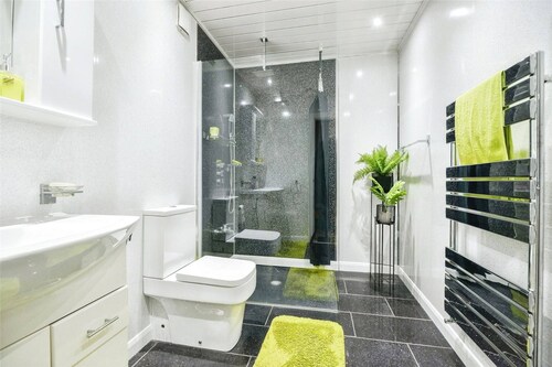 Spacious 3 Bed 2 Baths Free Wifi Central Location