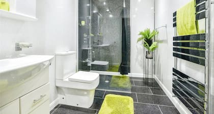 Spacious 3 Bed 2 Baths Free Wifi Central Location