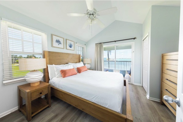 Unit with Queen size bed. Exact unit will be assigned upon arrival. Views, colors, decor may vary.