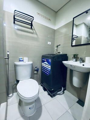 Room, 1 Bedroom, Accessible, Pool View | Bathroom