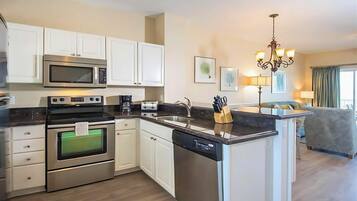 KĂŒhlschrank, Mikrowelle, Wasserkocher mit Kaffee-/Teezubehör