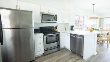 KĂŒhlschrank, Mikrowelle, Wasserkocher mit Kaffee-/Teezubehör