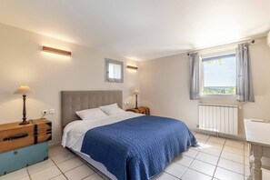 6 slaapkamers, een strijkplank/strijkijzer, wifi, beddengoed