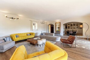 Een televisie en een stereo