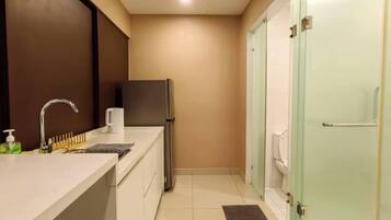 Douche, sĂšche-cheveux, serviettes fournies