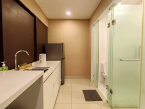 Shower, hair dryer, towels