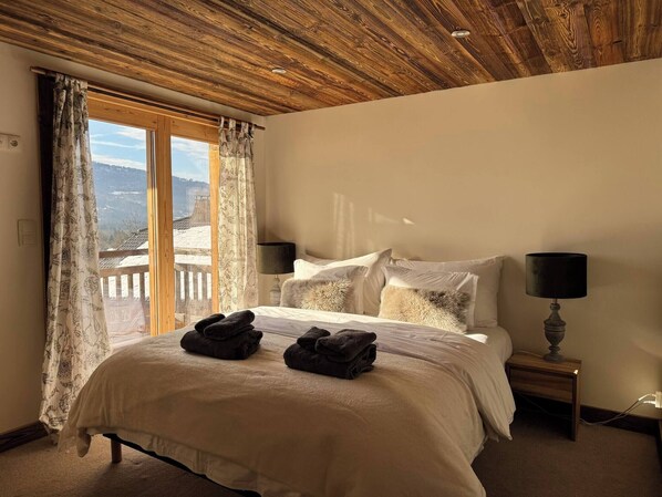 4 bedrooms, iron/ironing board, Internet, bed sheets