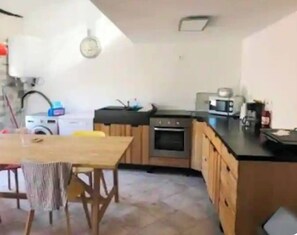 Réfrigérateur, micro-ondes, plaque de cuisson, lave-vaisselle