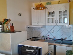 Micro-ondes, four, plaque de cuisson, lave-vaisselle