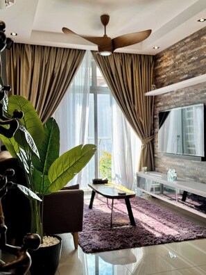 TV, books, stereo - The JB House - A 5 Star Quality Home At Iskandar Puteri (Gelang Patah)