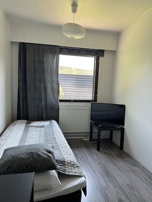 Iron/ironing board, Internet, bed sheets, wheelchair access
