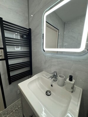 シャワー、タオル、石鹸、シャンプー