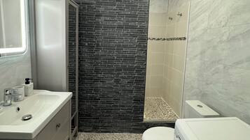 Douche, serviettes fournies, savon, shampoing