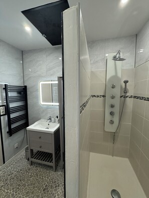 Douche, serviettes fournies, savon, shampooing