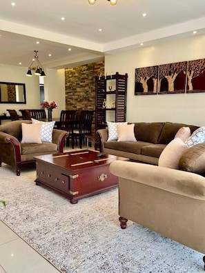 TV - Perfect Lakeview Escape with Pool+Gym+Sauna & Lift (Lubowa)