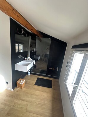 Dusche, Haartrockner, Handtücher, Seife