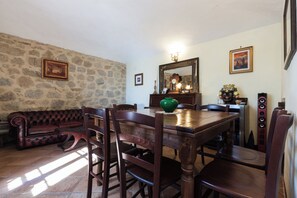 Free daily local cuisine breakfast - Borgo Tepolini Country House (Castel del Piano)