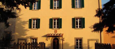 Vista frontal de la propiedad