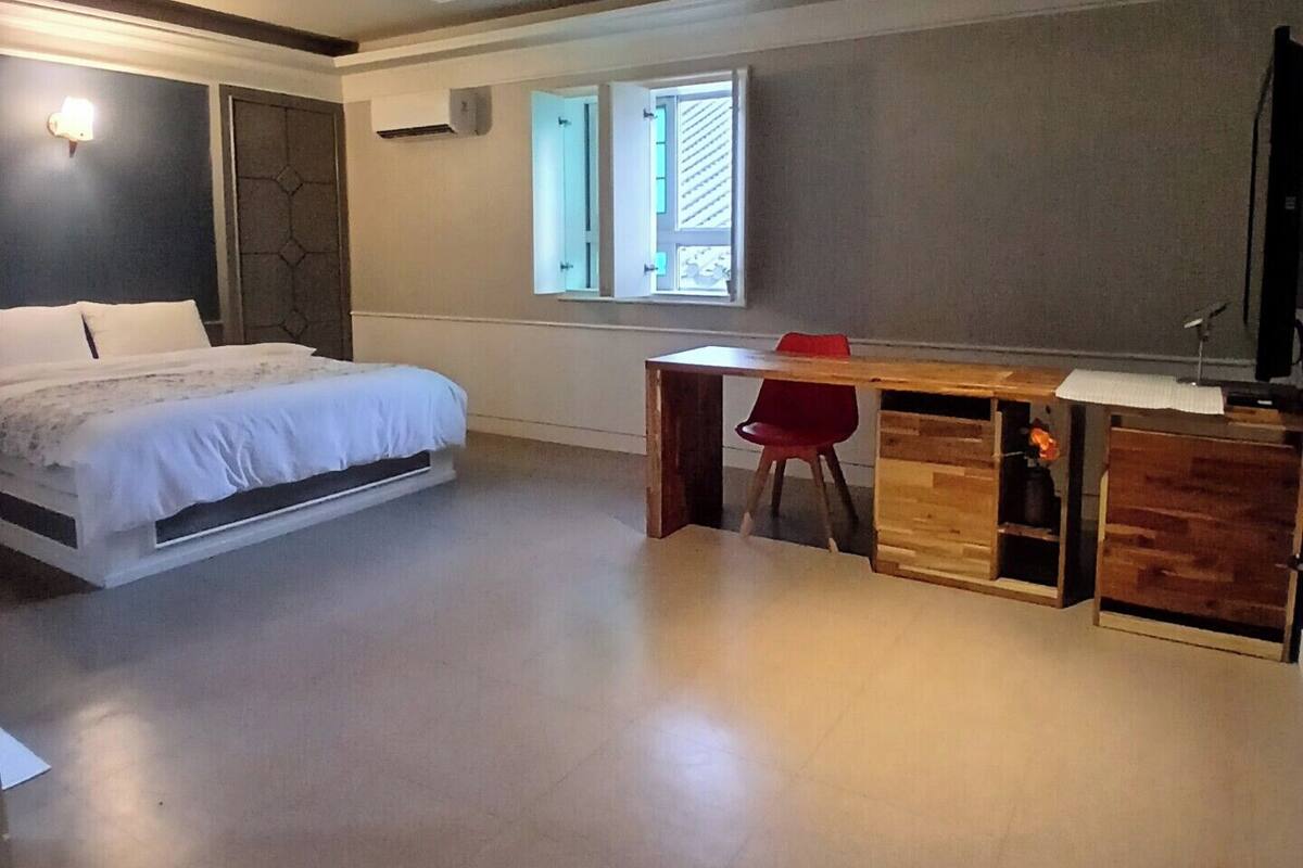 Standard Double Room | Desk, laptop workspace, free WiFi