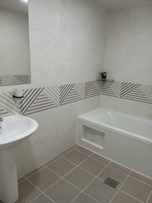 Standard Double Room | Bathroom | Combined shower/tub, free toiletries, hair dryer, towels