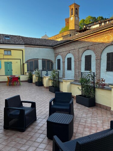 Private historic house for groups with terrace 24 guests 6 apartments Monferrato