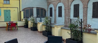Private historic house for groups with terrace 24 guests 6 apartments Monferrato