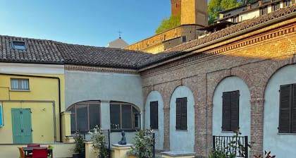 Private historic house for groups with terrace 24 guests 6 apartments Monferrato